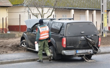 Huszonhétmilliós cigarettaszállítmánnyal menekülő csempész karambolozott