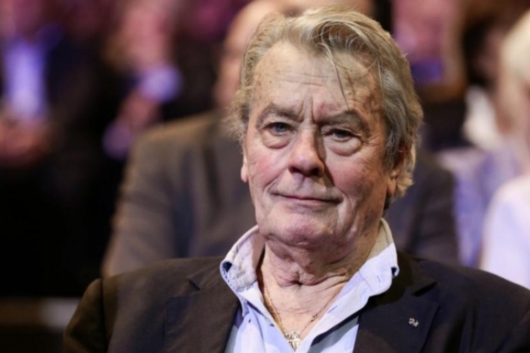 Alain Delon a tiltakozás ellenére életműdíjat kapott Cannes-ban