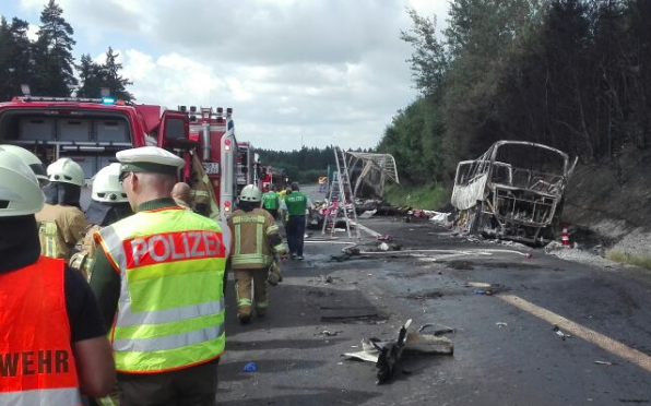 Kiégett egy busz Bajorországban, sok embert nem találnak