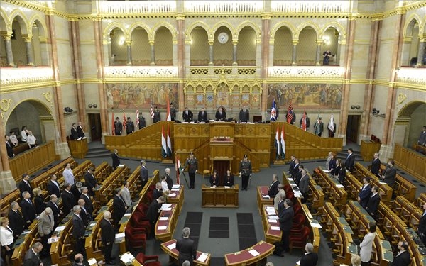 A Magyar Nemzeti Bank üzleti tevékenységéről tárgyal ma a parlament