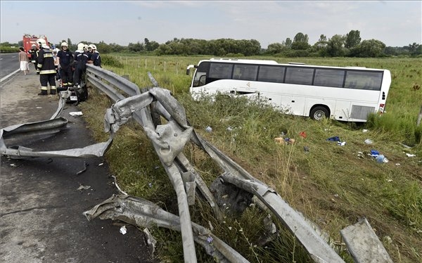 Árokba borult egy busz az M3-ason, a főváros felé nagy a torlódás